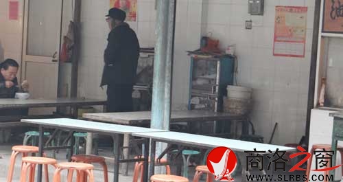 早餐結(jié)束后，攤點(diǎn)的餐桌下滿是廢棄的垃圾。
