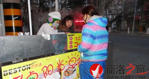 1月10日，天還沒有完全亮，李亞婷就在市區(qū)商中路口招呼前來購買早餐的顧客。