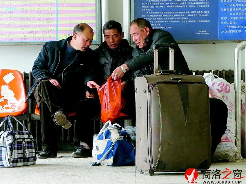 他們?nèi)齻€人坐在一起，面前放著大大小小的行李包