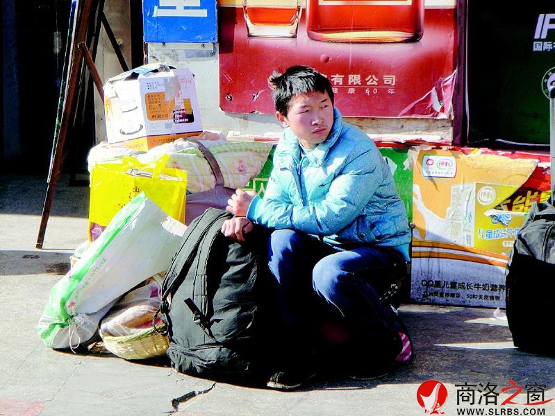 一個人，一堆行李。他看上去還是一個稚氣未脫的孩子