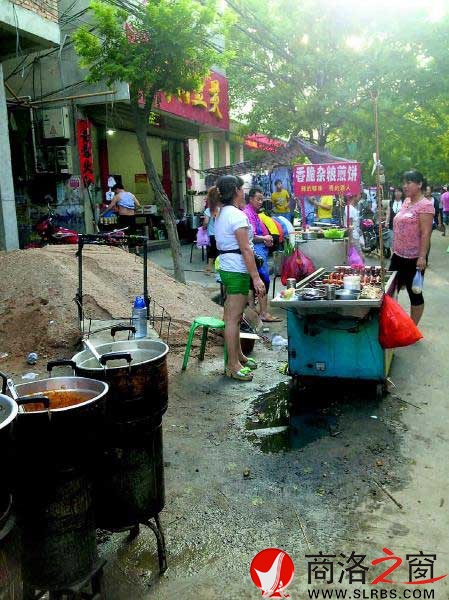建筑材料與攤點(diǎn)爭道