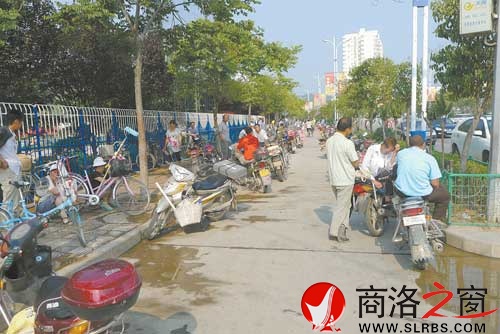 整頓前，務工人員集中在馬路上。