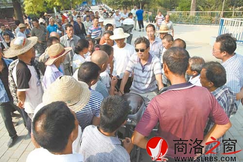 整頓后，務工人員進入市場，雇主也到市場內找工人，雙方洽談方便安全。