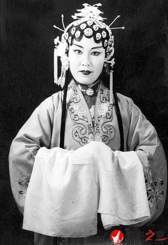 1978 年，敬素貞在二黃《楊門女將》中飾演柴郡主。