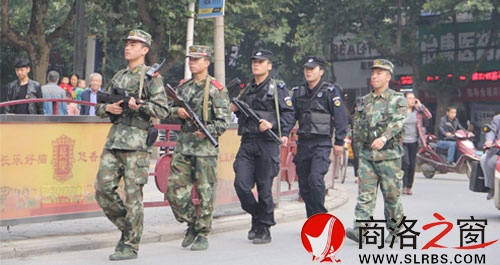 節(jié)日期間市、區(qū)公安機(jī)關(guān)和駐商武警開展武裝聯(lián)勤