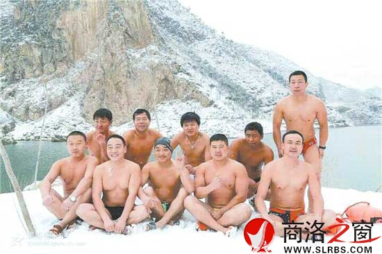 商洛市冬泳愛(ài)好者張暉、崔小東、孟丹平、魚(yú)鵬等參加冬泳后合影。
