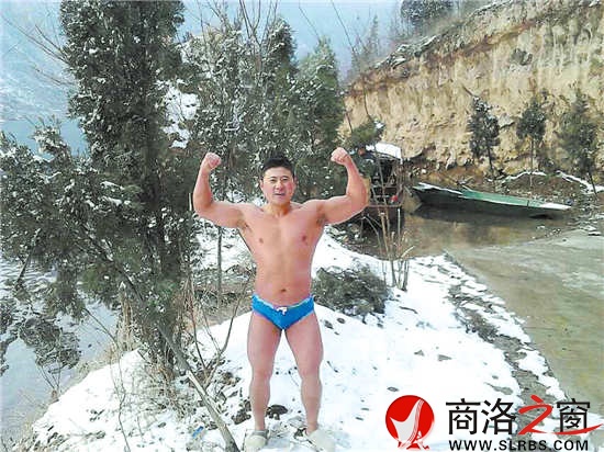 被譽為商洛冬泳隊形象代言人的張暉，上岸后不忘秀一下肌肉。