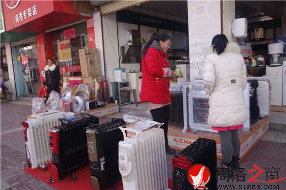 寒冬時節(jié)，市區(qū)商州商城里賣取暖小家電的商鋪生意興隆，不時有顧客前來詢問購買。