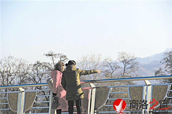 站在環(huán)城北路上，商洛市區(qū)盡收眼底，環(huán)城北路已經(jīng)成為商洛城市的一條觀景路。