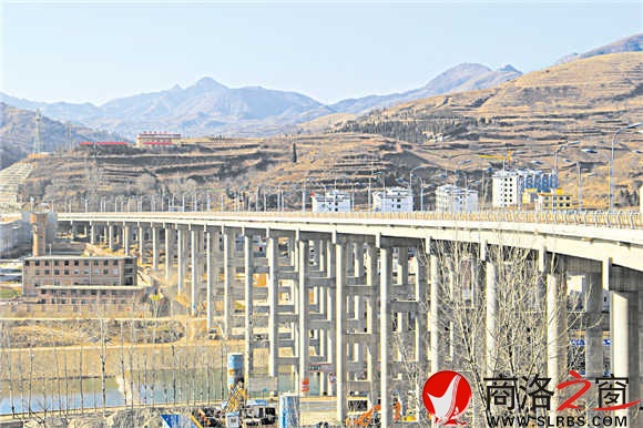 北環(huán)路一號大橋橫跨丹江，是商洛市區(qū)最大的高架橋，與仙娥湖大壩相映成輝，成為城市一個新亮點。