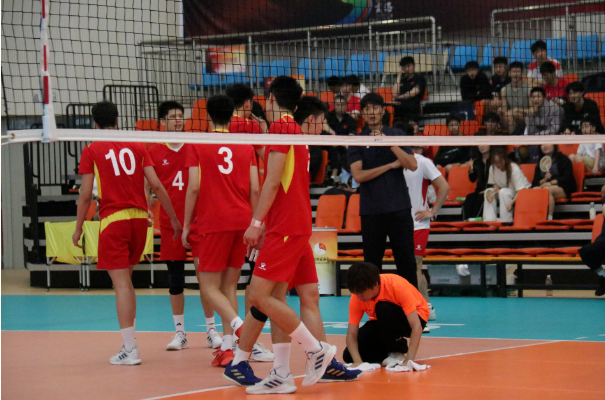 記錄、擦地、撿球......U19賽場上這群商洛年輕人很忙
