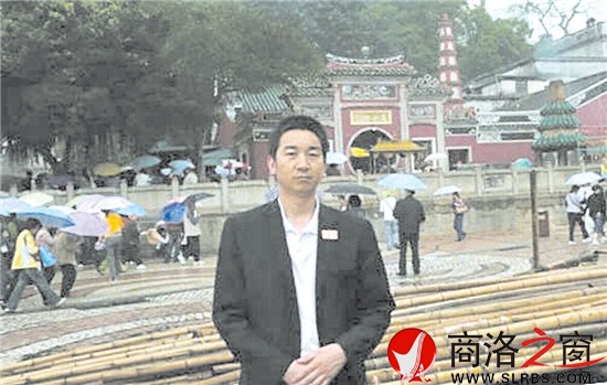 陳志民，網(wǎng)名草衣木食，1968年生于丹鳳，曾在軍中多年，現(xiàn)任北京某勘察公司董事。