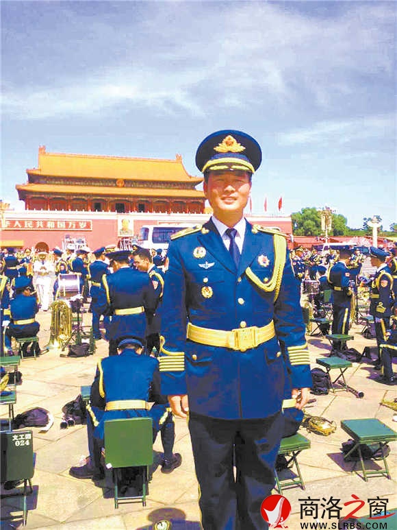 閱兵結(jié)束后，陳沖趕緊讓戰(zhàn)友為自己拍照留念，把這一激動時刻永遠定格。