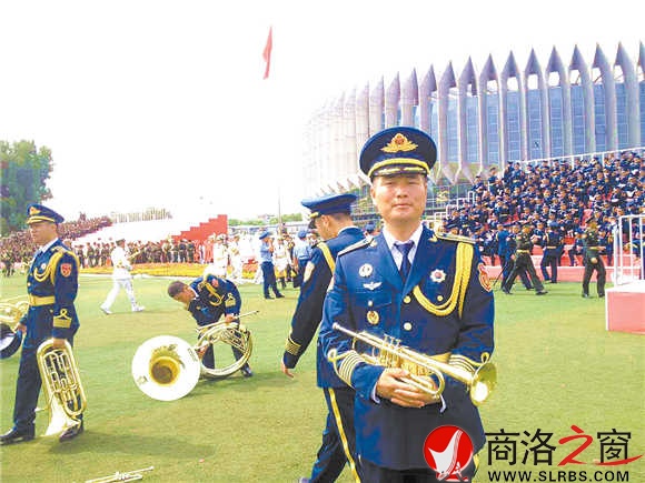 陳沖在閱兵村參加合唱團合練。