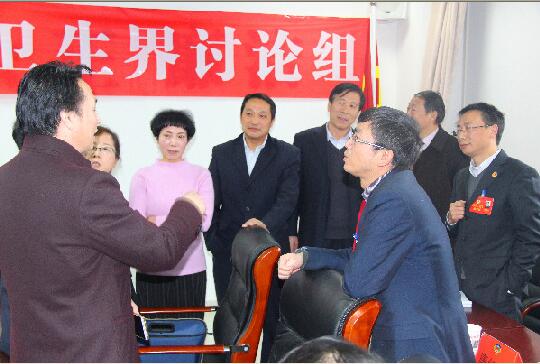 2月5日下午，市政協(xié)四屆一次會(huì)議科技、體育、醫(yī)療衛(wèi)生界委員在小組討論休息時(shí)間，還在熱烈討論提案修改的幾個(gè)細(xì)節(jié)問題。