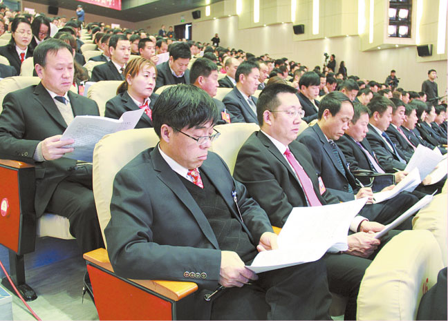 2月5日上午，市四屆人大一次會(huì)議開幕，出席大會(huì)的市人大代表認(rèn)真聆聽政府工作報(bào)告。