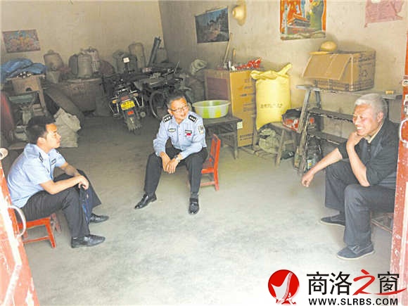 汪毅在轄區(qū)走訪，了解民情。
