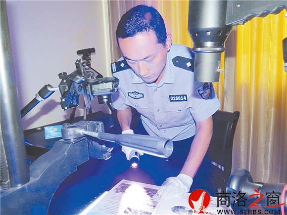 楊飛在實(shí)驗(yàn)室對案件現(xiàn)場的物證提取指紋