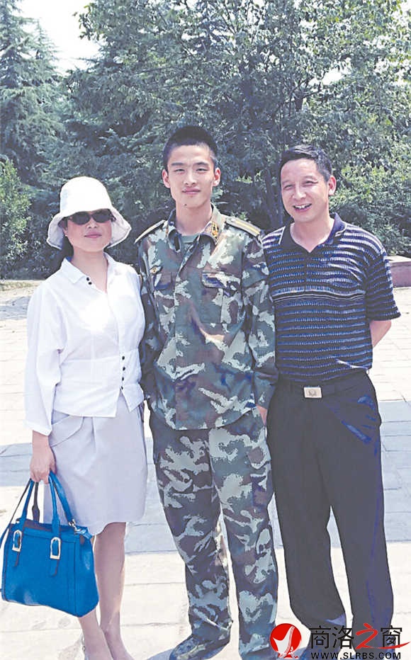 朱盛如、劉锳夫婦和就讀于武警工程大學(xué)的兒子朱建豪的全家照