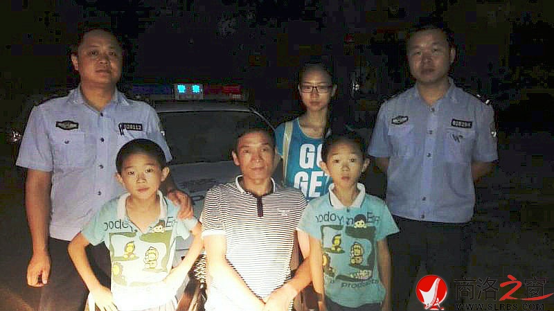 青銅派出所民警幫助公益人士愛心助學(xué).jpg