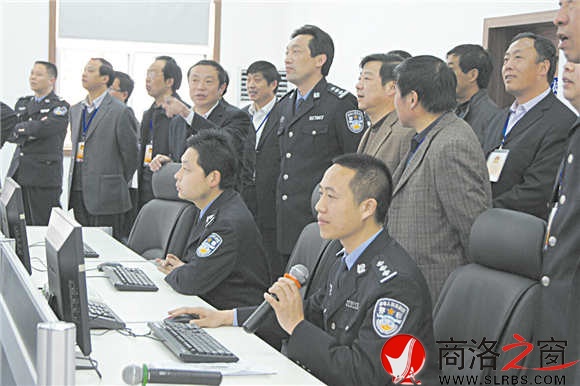 章秀峰向人大代表介紹指揮中心運行情況