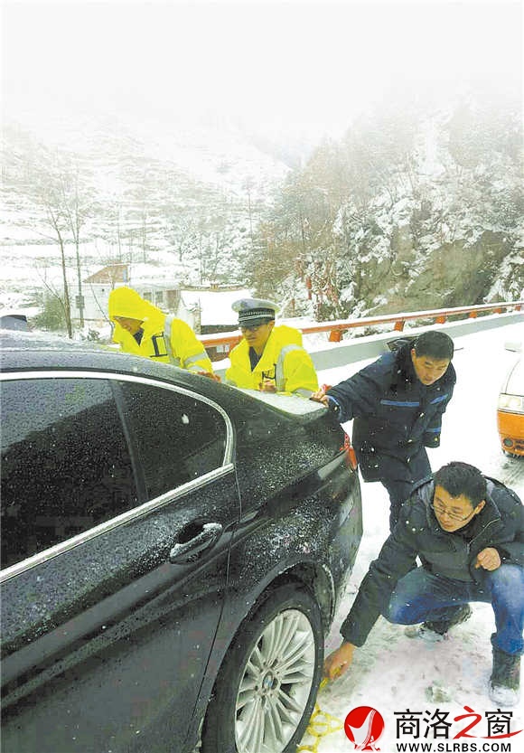 下雪天，是高速民警最辛苦的時(shí)候。