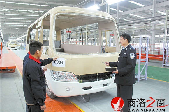 入冬以來，安建明多次深入園區(qū)企業(yè)進(jìn)行安全檢查，確保企業(yè)生產(chǎn)安全。
