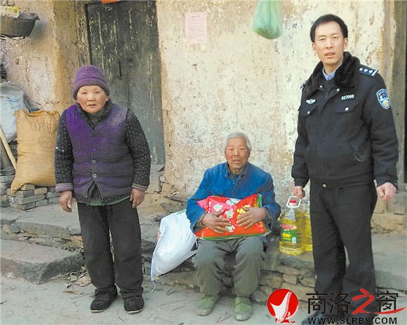 困難群眾是彭江濤的“親人”，逢年過節(jié)彭江濤總要上門慰問并給他們送些生活必需品。