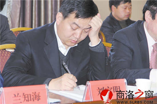 代表認(rèn)真研讀政府工作報(bào)告，反復(fù)推敲發(fā)言稿。        （記者 李 亮 攝）