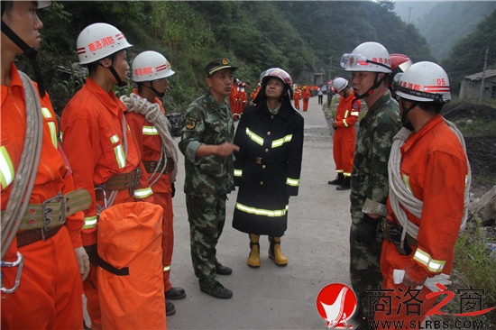 夜幕降臨，參與救援的武警戰(zhàn)士仍在接受任務(wù)。