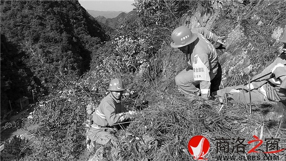 武警黃金五支隊(duì)的戰(zhàn)士攀爬上滑坡區(qū)左邊山體，實(shí)地檢查地質(zhì)災(zāi)害隱患