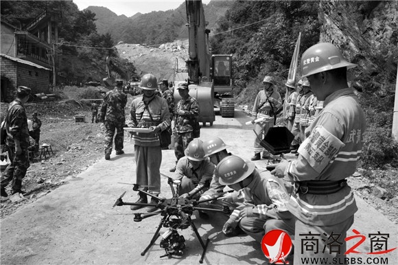 準(zhǔn)備起飛無人機(jī)，空中監(jiān)測地質(zhì)隱患點(diǎn)