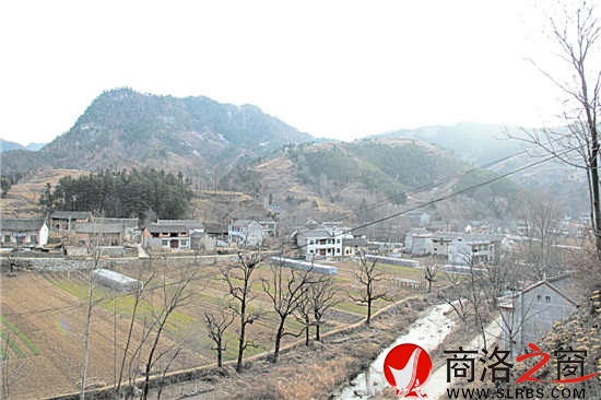 寧?kù)o的小山里，散落著安逸的村莊。