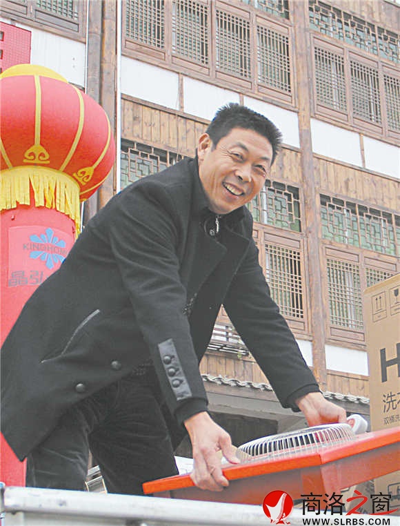 美麗鄉(xiāng)村建設(shè)以來，李棟梁的家電生意好了很多。采訪當(dāng)天，他就賣出去十幾件貨。