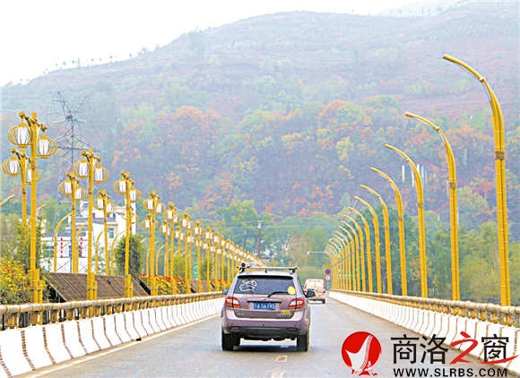 用竹燈、竹子、竹欄、花卉等裝點(diǎn)的丹江景觀橋，也是竹林關(guān)的迎賓通道。