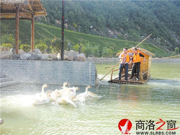 泛舟后灣湖，別有一番感覺。