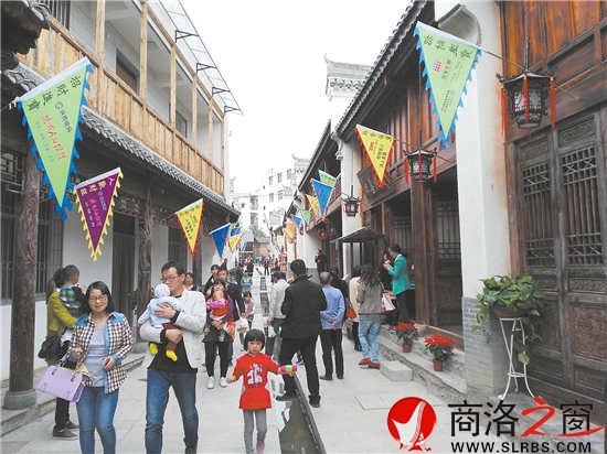 云鎮(zhèn)老街改造升級(jí)后，游客紛至沓來(lái)，成為鎮(zhèn)安一個(gè)新的旅游熱點(diǎn)。