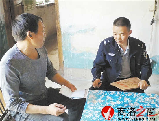 程曉明在巡邏過程中，每當遇到小商小販時，都會停下來與他們閑聊，從而獲得一些有價值的信息。