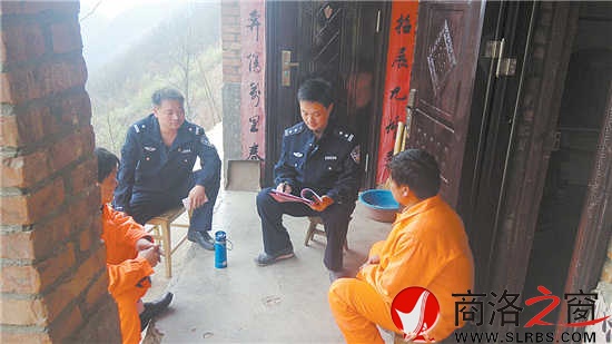 汪義軍在小嶺鎮(zhèn)陜銀礦民爆庫房與工作人員了解情況，進行安全檢查。