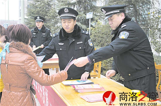 春節(jié)過后，趁著農(nóng)民工返鄉(xiāng)，鄭博與同事深入園區(qū)進(jìn)行普法宣傳。