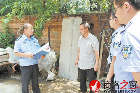 處理家庭、鄰里之間的矛盾糾紛成為薛向珺(左一)日常工作的重要內(nèi)容。