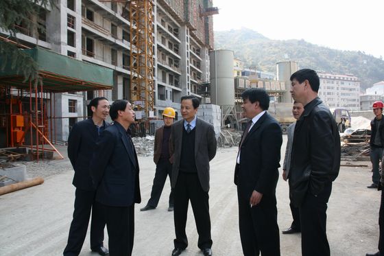 縣長(zhǎng)張盈安（右三）調(diào)研天坤都市工程建設(shè).jpg