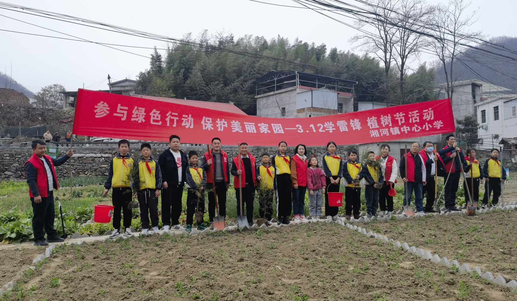 愛心企業(yè)為湘河鎮(zhèn)中心小學(xué)捐贈辦公文化用品