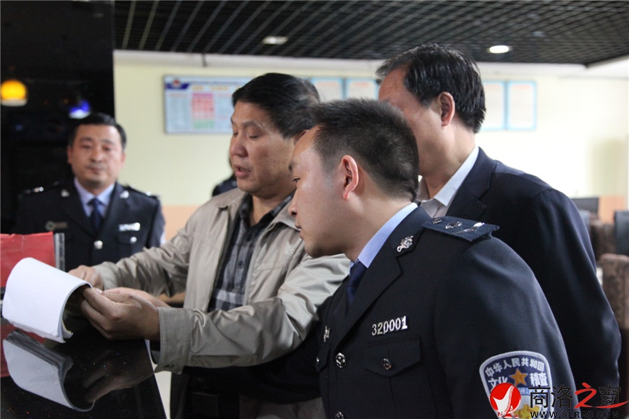 2015年5月文化市場執(zhí)法人員檢查網(wǎng)吧.jpg