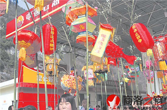 柞水縣將法治文化融入民俗文化活動(dòng)當(dāng)中，圖為慶元宵舞龍燈活動(dòng)現(xiàn)場(chǎng)。