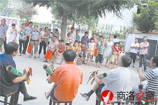 柞水縣率先在全省建立了以葉家灣為典范的法治文化大院，圖為葉家灣文化大院里的法治漁鼓表演現(xiàn)場(chǎng)。