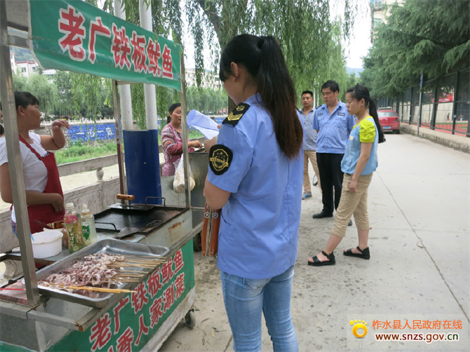 干佑街辦開展學(xué)校周邊食品安全環(huán)境整治.JPG
