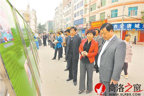 商南把陽光信訪的流程制成展板，巡回全縣進行宣傳。