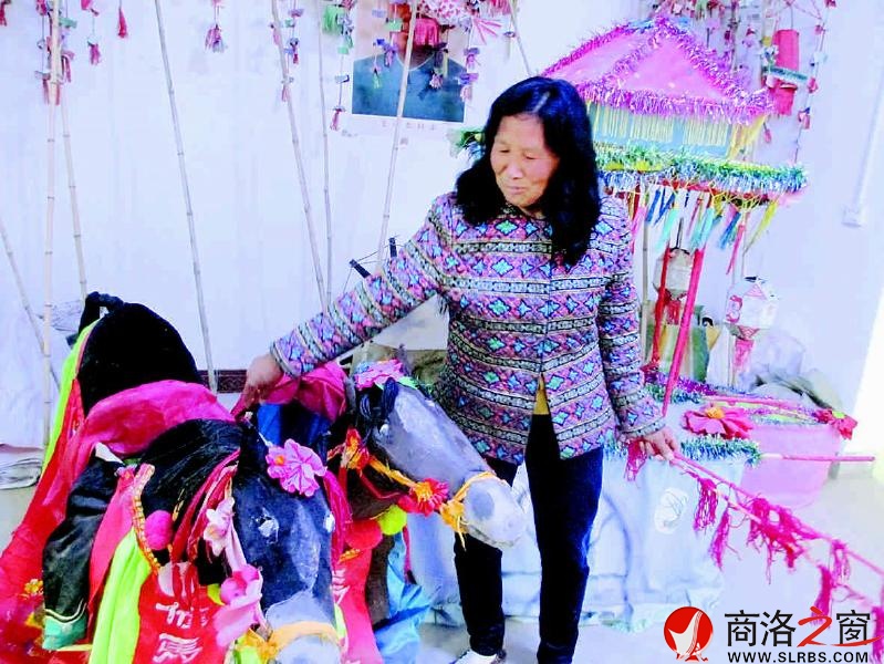 花鼓戲演出的各種器樂一應(yīng)俱全，大都是自己用手做成。