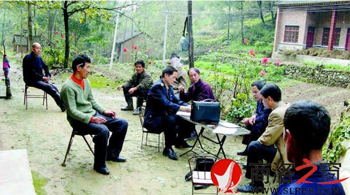 朱建志深入洛南縣為一起侵犯農(nóng)民工職業(yè)病健康權(quán)益的違法案件進(jìn)行調(diào)查取證。